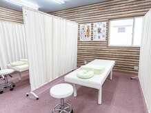 ウェルミナ鍼灸接骨院の雰囲気（ベッドは3台、しっかりプライバシーが守られている半個室空間）