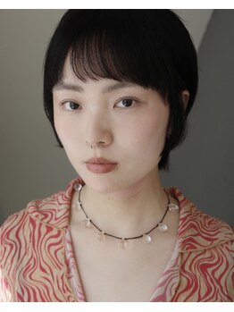 ハイデン(Higden)の写真/眉とまつ毛で、印象を静かに整える
