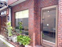 癒しの森の雰囲気（商店街から路地を入ってすぐ、レンガが目印です。）