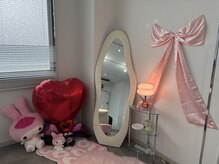 ピンク、白、シルバーを基調とした内装でお洒落で可愛い空間に♪