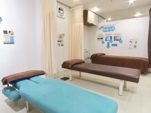 三鷹あゆむ整骨院 鍼灸院の雰囲気（広くて明るい雰囲気）