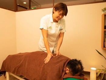 サンパーク整体 大宮店の写真/『猫背を改善する整体,頭蓋骨調整』の講師として活躍中の院長から徹底的に鍛えられた腕をもつ施術者のケア!