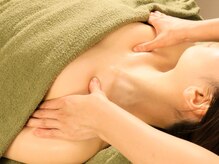 美香(BIKOU SALON)の雰囲気（呼吸を意識してデコルテをしっかりと解すと肩コリ小顔効果も◎）