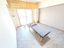 木目調を基調とした清潔感のある店内【大船/整体】