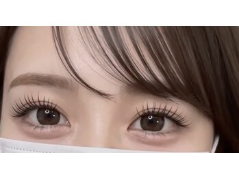 リュクス アイラッシュ アンド ビューティー 横浜店(Luxe eyelash & beauty)の写真/可愛い目元を作る束感まつげパーマ！パリジェンヌもまだまだ人気！上下パーマでで中顔面短縮を叶える☆