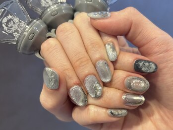 グレー×推しカラーニュアンス