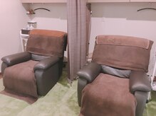 目の美容院 ランドマークプラザサロンの雰囲気（仰向け施術のリクライニングチェア！）