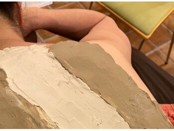 ひとラボ 下山手整体(ひとLABO.)/背中のクレイパックはすごい！