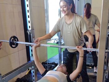 アカラ(AKALA)の写真/一般的な筋トレと違い、加圧トレーニングは軽い負荷で高い効果を得られる♪「短時間×超効率」