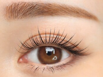 エシア(ECIA)の写真/目の錯覚を利用して、目を大きく顔を小さく見せるデザインのレイヤーラッシュが人気☆メイクの時短にも◎