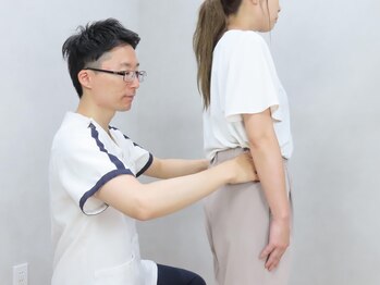 手の温もり整体院 池袋 要町店/骨盤の動きを確認