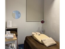 リセット鍼灸院(Risetto鍼灸院)の雰囲気（白・ベージュを基調な施術室[元町/三宮/鍼灸院/整体/姿勢改善]）