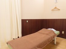 げんき堂鍼灸整骨院 イオン新潟東の雰囲気（半個室の施術ルームで人目を気にせずお寛ぎ頂けます。）