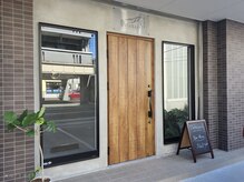 木の扉が目印の美容室「Dalahest」内にて施術しております。