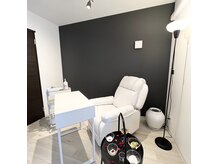 完全個室施術中は照明を暗くしリラックスのできる癒し空間へ