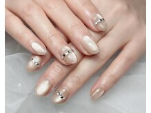 コンサート(Concert)/上品ベージュの宝石ネイル