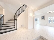 プレマ(Prema)/白を基調としたサロンです