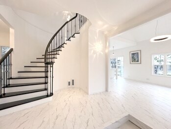 プレマ(Prema)/白を基調としたサロンです