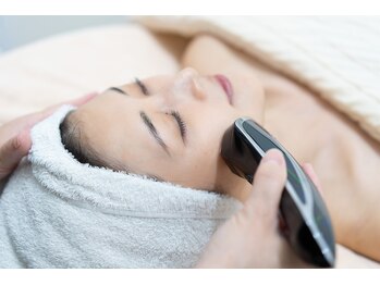 マナレア(Manalea)の写真/しみ・しわをケアしながら小顔へ。肌質改善も叶う贅沢フェイシャル