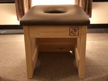 お寿司屋さんのカウンターにも用いられる国産ヒノキの座椅子使用