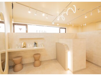 ウユ 高崎店(uu)/白を基調とした落ち着いた雰囲気