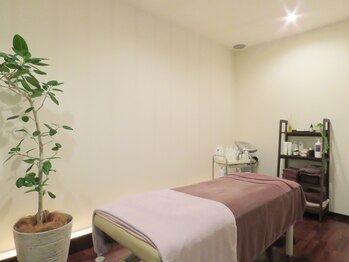 アルファイン マテリアル店/広々とした個室の施術ルーム