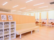 まつもと鍼灸接骨院 取手の雰囲気（待合室、ソファーもある為、ご家族同伴もOK！）