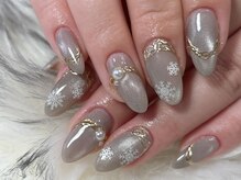 上品さも華やかさも妥協しない、大人のラグジュアリーネイル