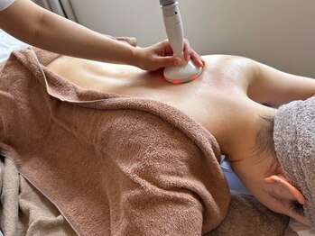 エービューティーサロン 松山店(A BEAUTY SALON.)の写真/歴18年の技術が自慢★『ラジオ波×吸上げマシン』で慢性肩・首こり、疲労を解消！！朝の目覚めが楽に♪