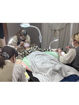 ネイル・アイメニューの同時施術が可能