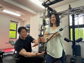 レボフィットの写真/低価格×駅チカ★営業時間10～23時まで◎トレーナー歴9年経験豊富なスタッフが在籍中♪
