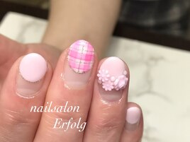 ガーリーピンクのレリーフネイル