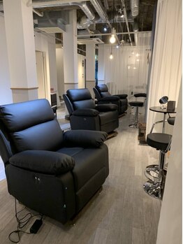 プラスエイト 池袋店の写真/お顔の印象は【眉毛】で決まる！あなたにとって本当に似合う眉毛をご提案★[池袋/メンズ眉毛専門サロン]