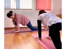 ヨガアロマリッコ(yoga-aroma-ricco)の雰囲気（安全に深呼吸のできるポーズを選んで体と対話していきます◎）