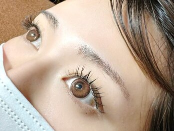 アルトロモンドの写真/LEDで1本1本丁寧に装着し自まつ毛との密着度が高い施術は、キープ力や仕上がりに納得!!初めての方にも◎