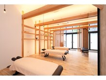 整体骨盤調整コネクト 九段下店の雰囲気(木のぬくもり溢れる、拘りの照明と音響機器によるリラックス空間)