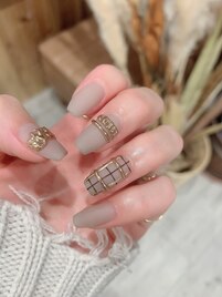 淡色ネイルで女子力アップ