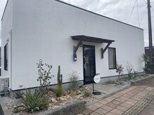 リノン(Linon)の雰囲気(白い戸建ての店舗です♪)