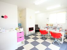 ルーチェ ネイル(Luce Nail)の雰囲気（赤と白を基調としたスタイリッシュな店内。2席のみでゆったり♪）