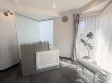 サロンドルポ(Salon de Repos)の雰囲気（受付。光の差し込む明るい店内です。）