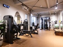 プラグジム 学芸大学店(PlugGYM)の雰囲気（本格的なマシンで全身を効率よく鍛えられます）