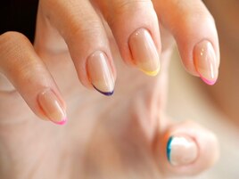 カラフルラインフレンチネイル