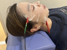 まえかわ鍼灸整骨院の雰囲気（パックに微弱電流を流して肌をきめ細かく整えます♪）