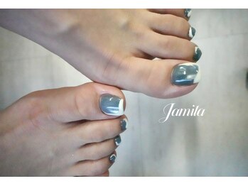 ジャミーラ/足元映えする上品ブルー