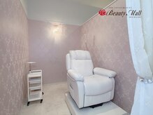 リボン×ピンクのガーリーなアイラッシュルームです♪