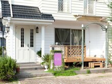 ナビ(NABI)の雰囲気（NABIのシンボルカラーの薄紫色の看板が目印です。）