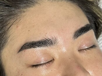 ネイルビューティー アンドエム(Nail Beauty & M)の写真/【男性のお客様も多数ご来店♪】清潔感UPで第一印象◎生え癖や左右差等のお悩みもお任せ下さい！