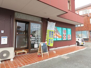 フットファースト 浜松天竜川店/サロンは、ねもと内科裏手です。