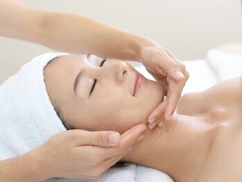 フロートータルビューティ(flow TOTAL BEAUTY)の写真/国産ハーブピーリングでスベスベのなめらか素肌へ♪ダウンタイム,剥離,赤みなしの小顔ハーブピーリング◎