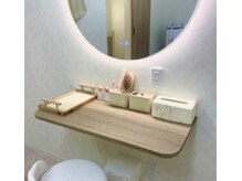 サロンヴィヴィ(salon ViVi)の雰囲気（広々とした個室内にドレッサーがあります）